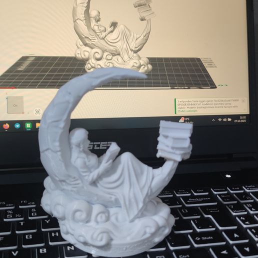 Holdfény Olvasó - Lány Könyvekkel Félholdon Szobor