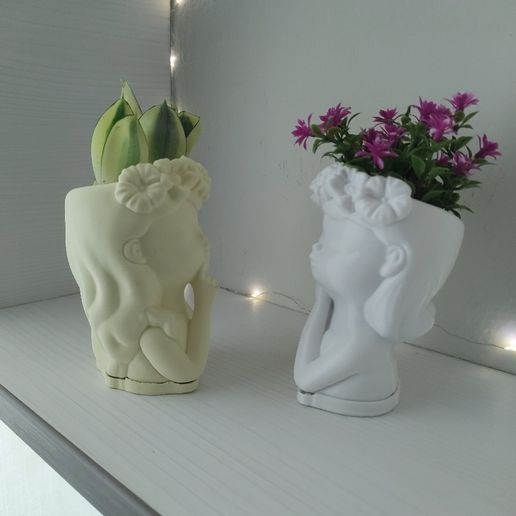 Aranyos Lány Virágtartó - Kerti Mosolyok